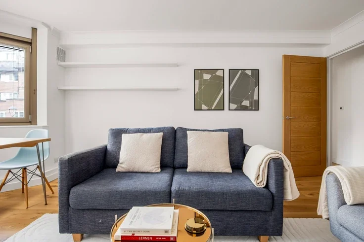 Flat Portsoken Street in City of London