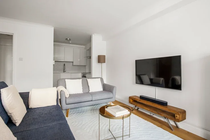Flat Portsoken Street in City of London