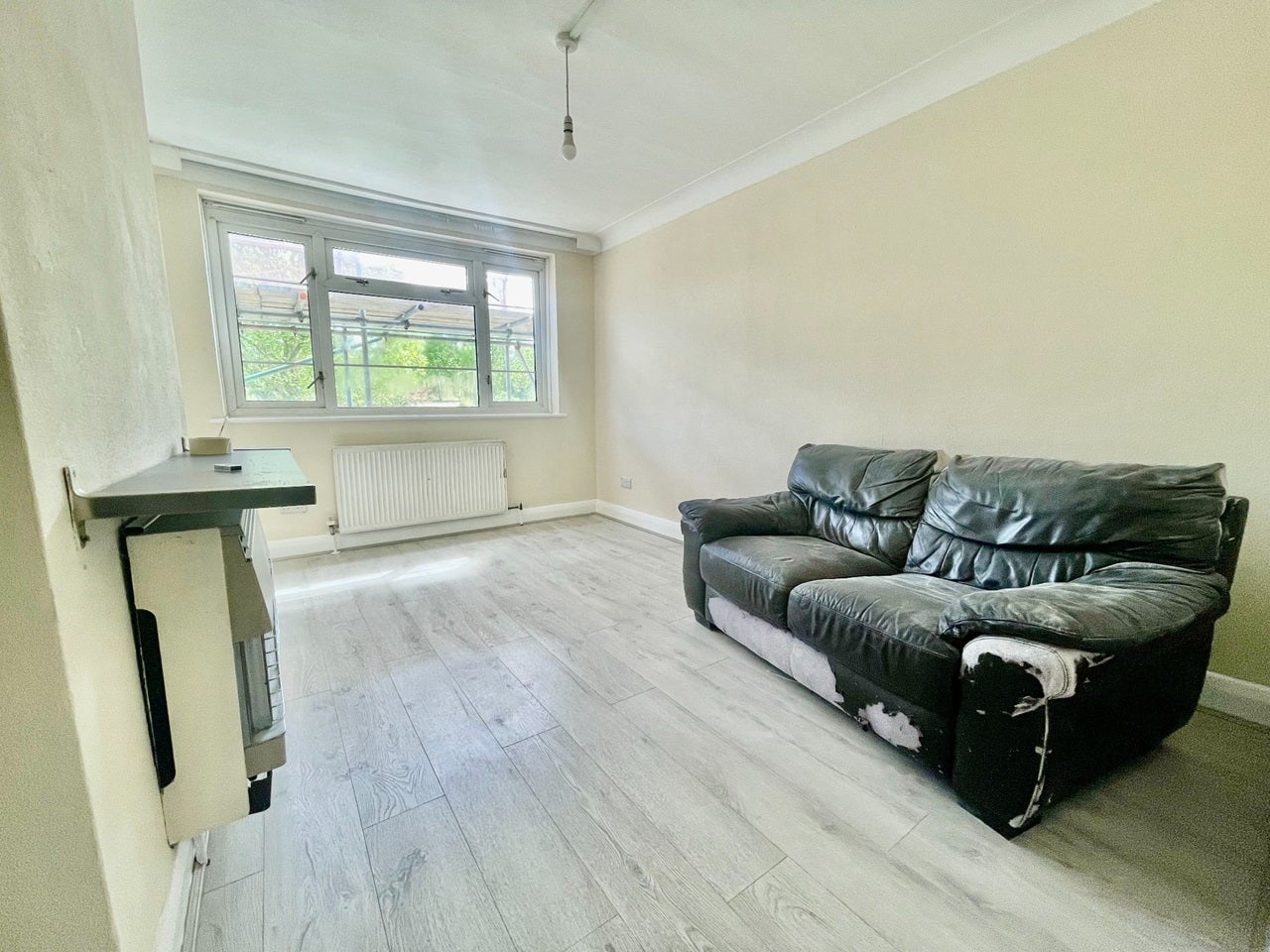 Flat Arundel Drive in Greater London