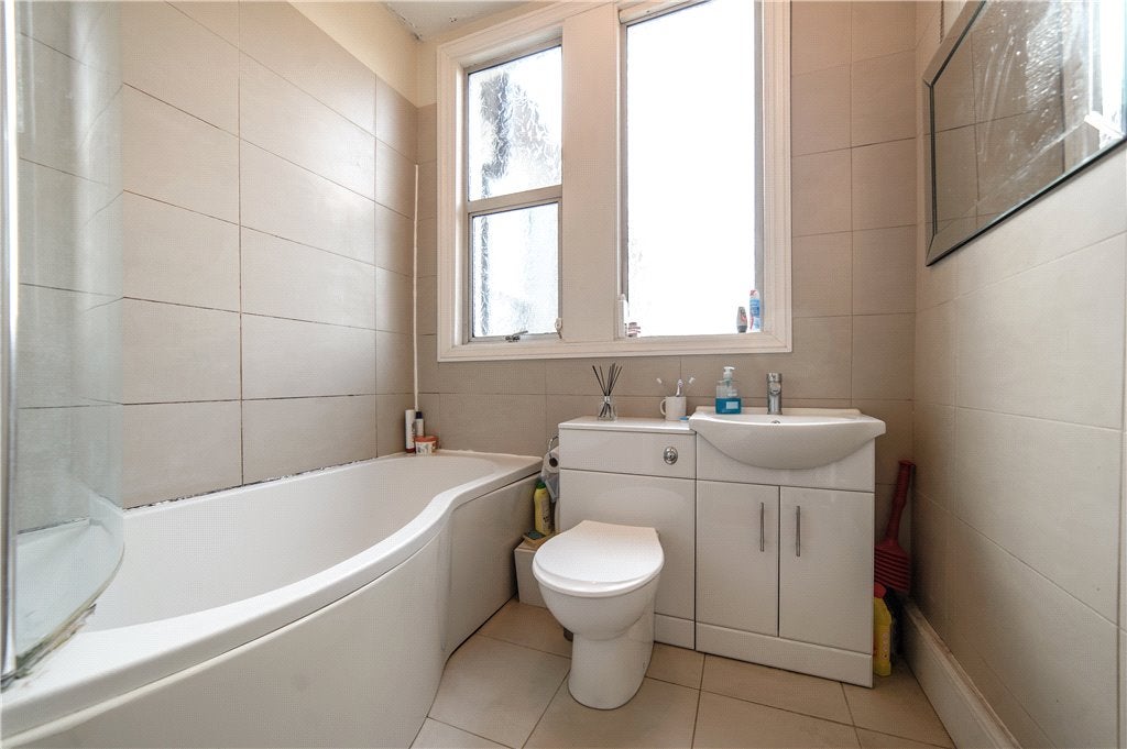 Flat Larkhall Rise in Greater London