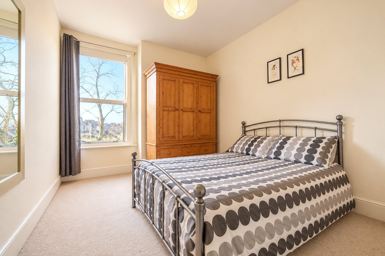Flat Larkhall Rise in Greater London