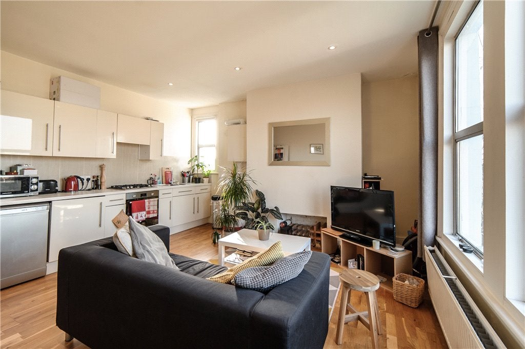 Flat Larkhall Rise in Greater London