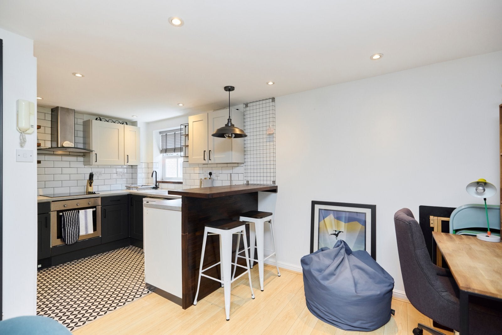 Flat Willesden Lane in Greater London