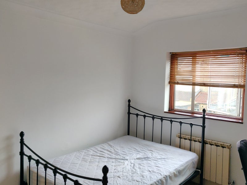 Room Livingstone Road in Greater London