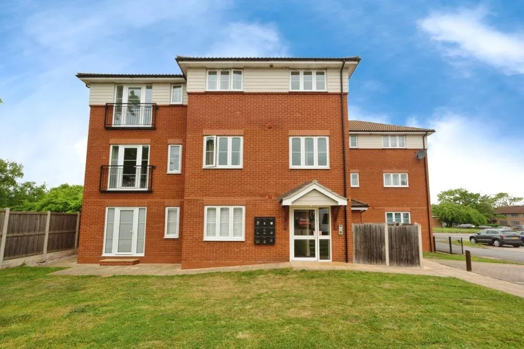 Flat Daiglen Drive in South Ockendon