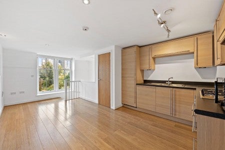 Flat Shepperton Road in Greater London