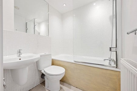 Flat Shepperton Road in Greater London