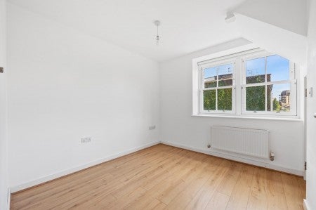 Flat Shepperton Road in Greater London