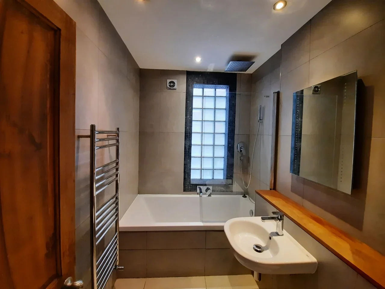 Flat Drayton Road in Greater London