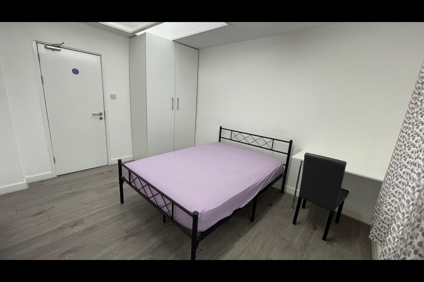 Room Everard Avenue in Slough