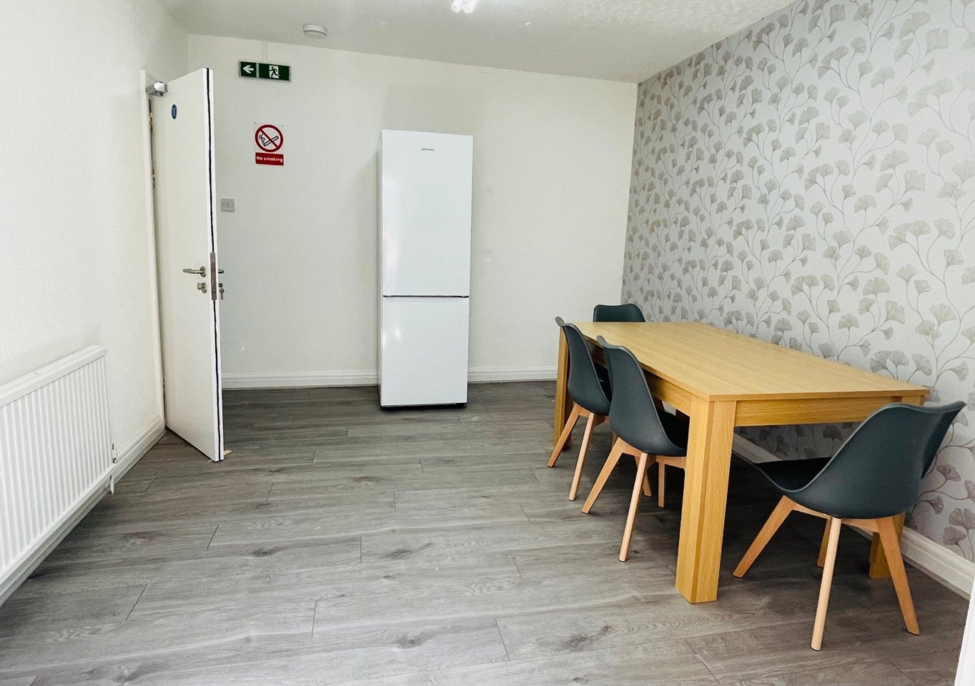 Room Everard Avenue in Slough