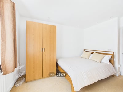 Flat Linom Road in Greater London