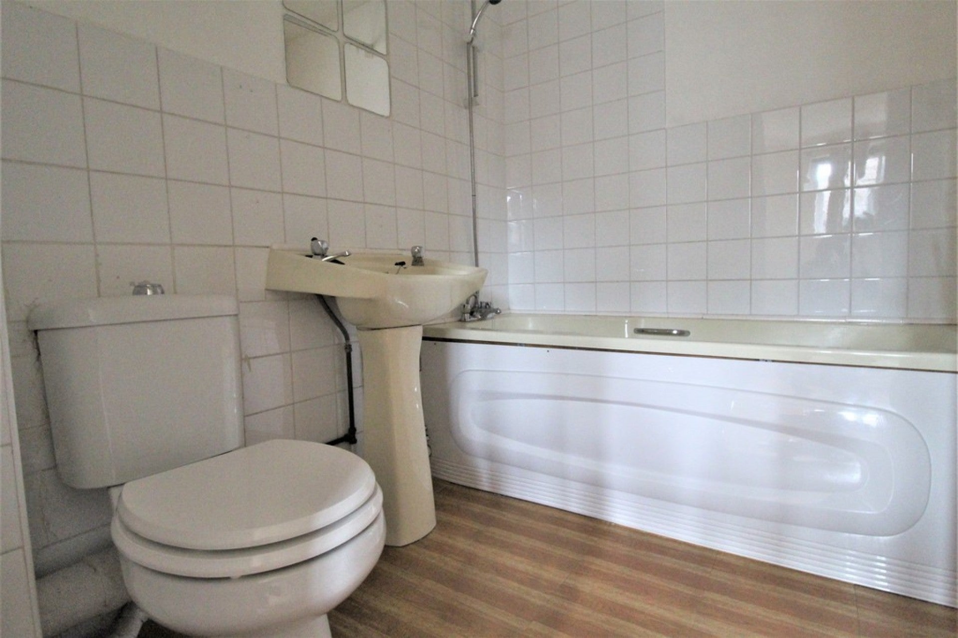 Flat Fawn's Manor Close in Greater London