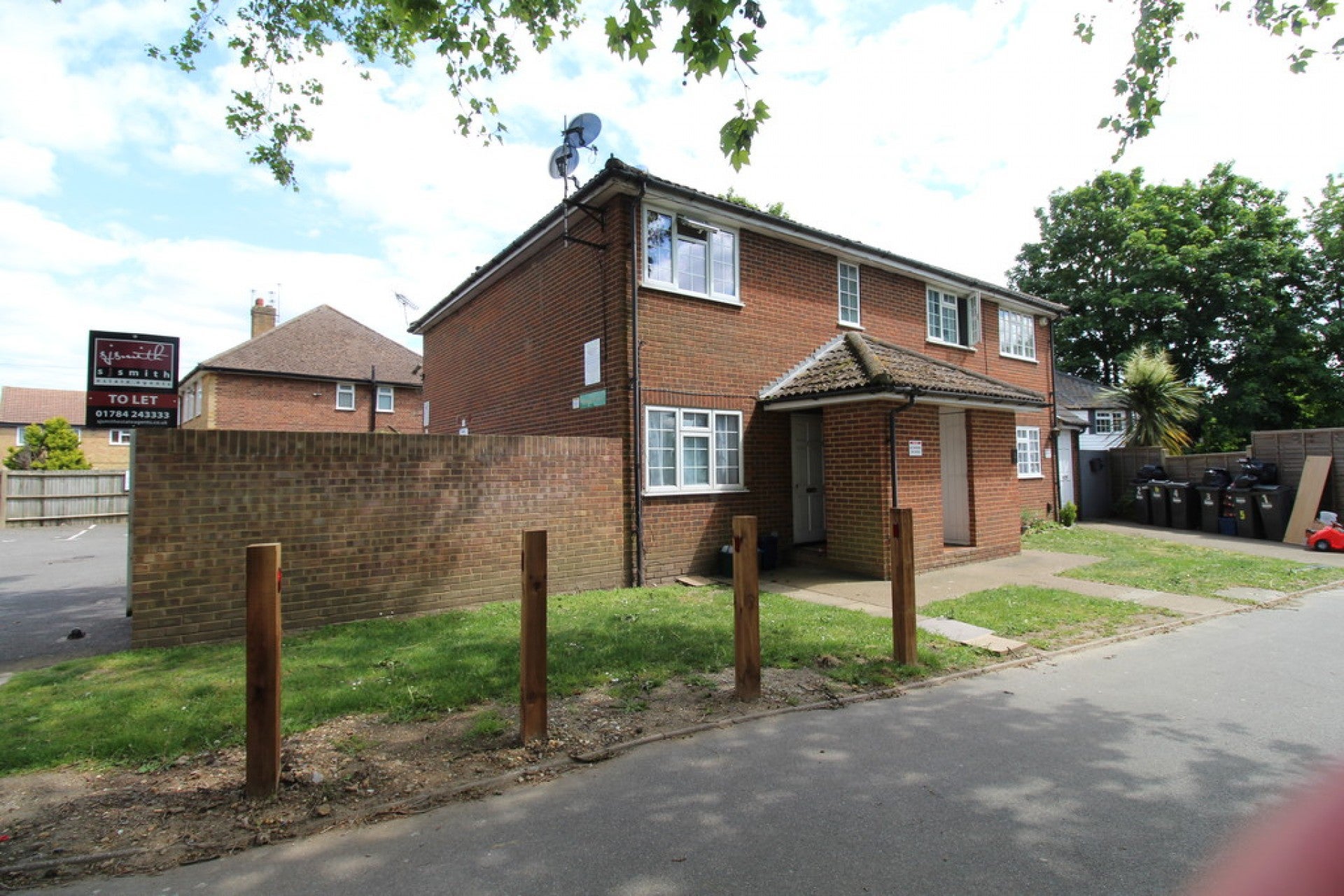 Flat Fawn's Manor Close in Greater London