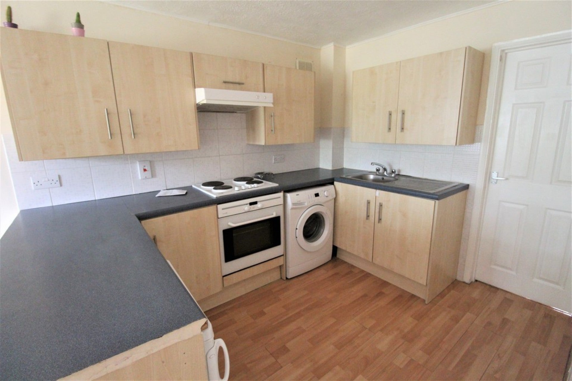 Flat Fawn's Manor Close in Greater London