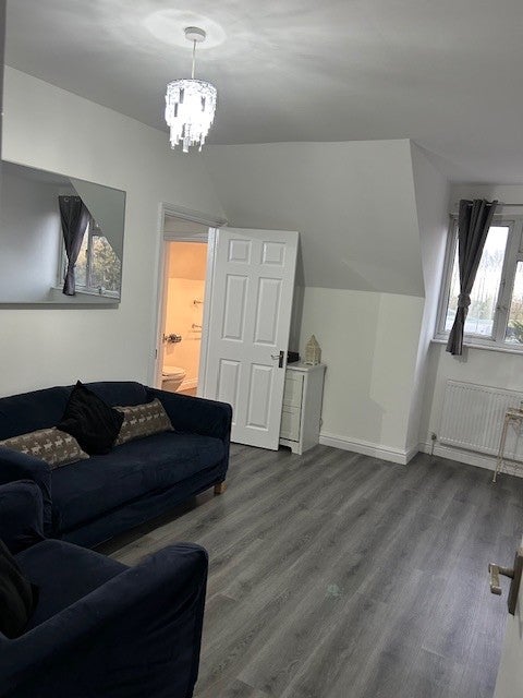Flat Kenton Road in Greater London