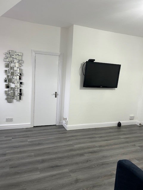 Flat Kenton Road in Greater London