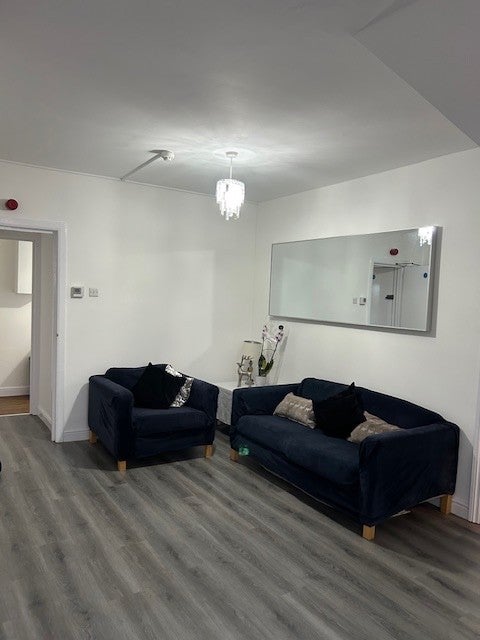Flat Kenton Road in Greater London