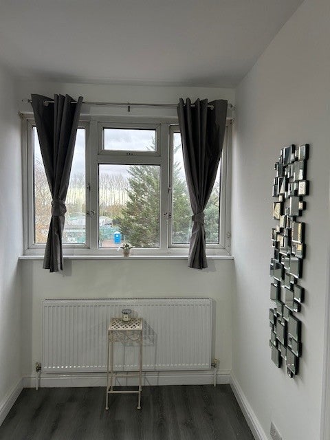 Flat Kenton Road in Greater London