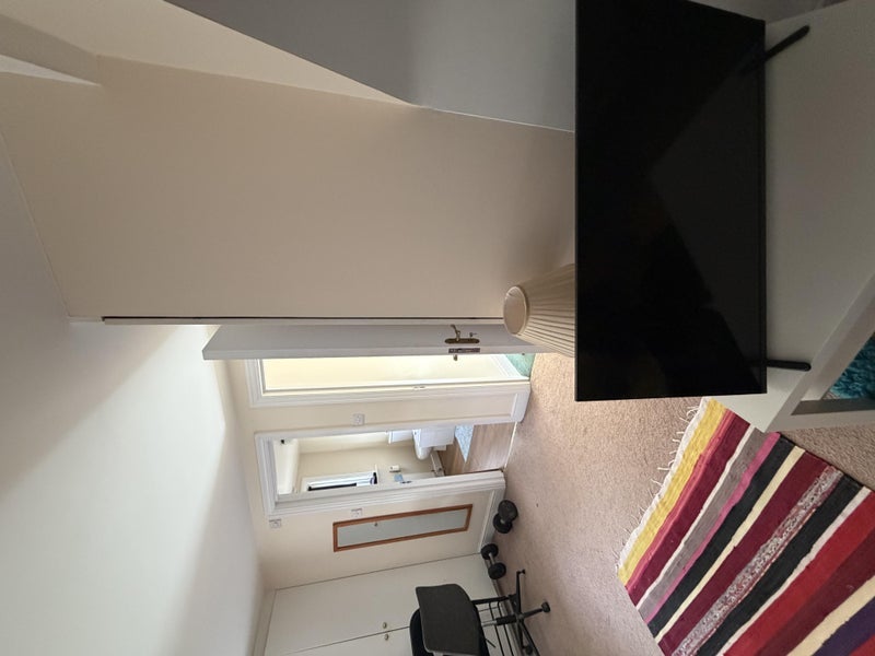 Room Wentworth Avenue in Greater London