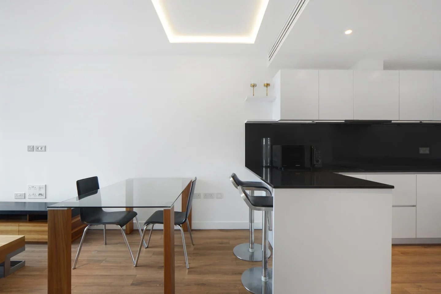 Flat Leman Street in Greater London
