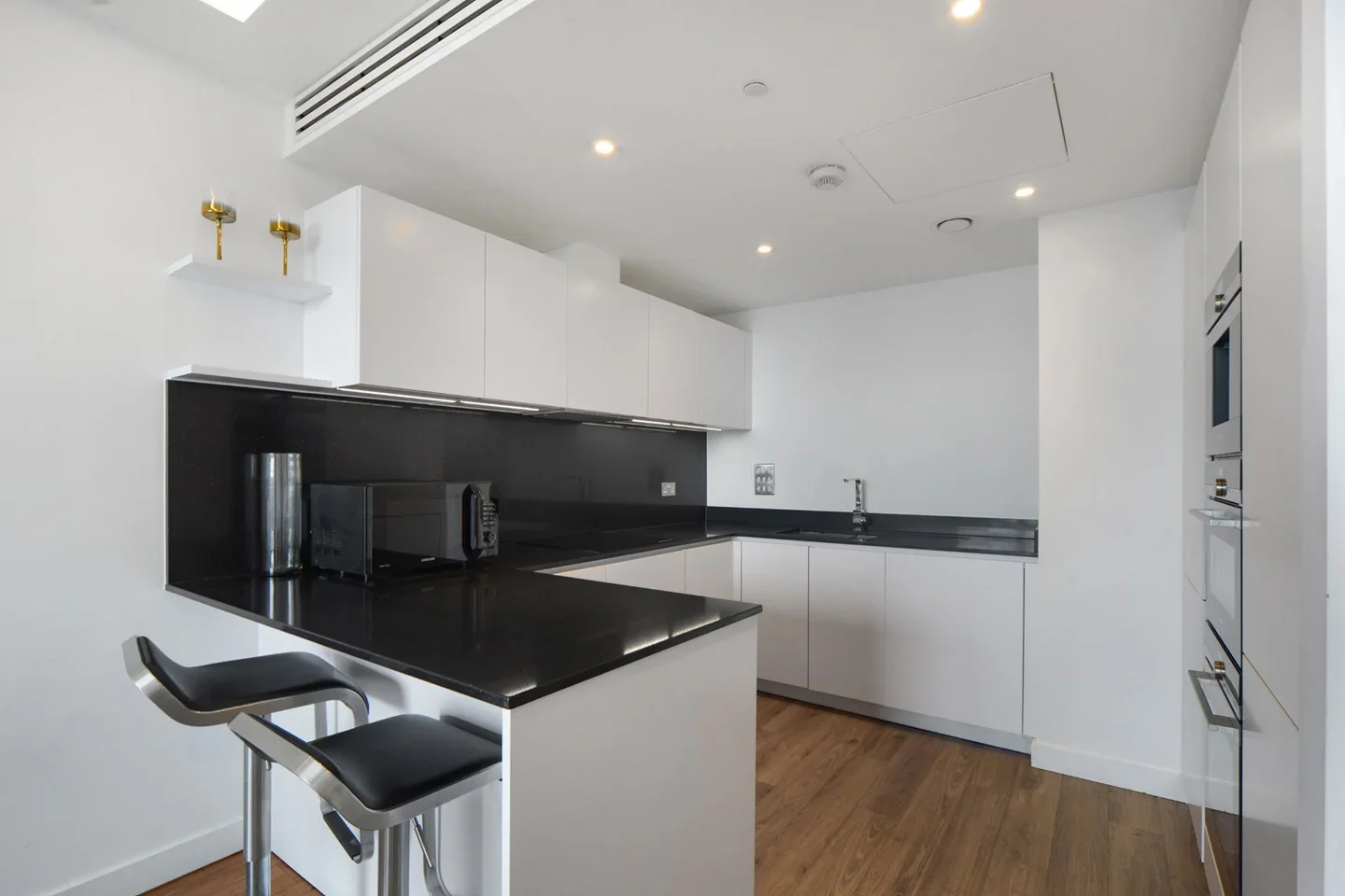Flat Leman Street in Greater London