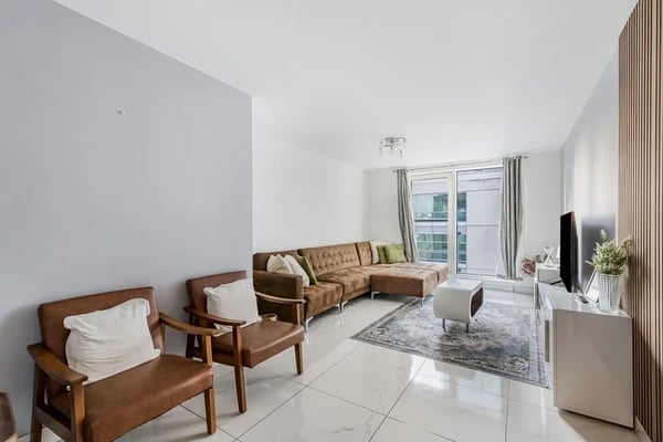 Flat Nine Elms Lane in Greater London