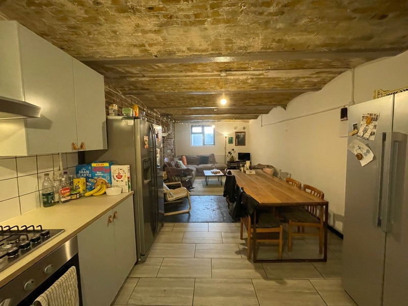 Room Belfast Road in Greater London