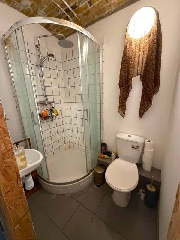 Room Belfast Road in Greater London