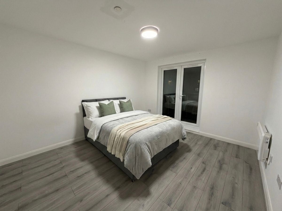 Flat Hanworth Road in Greater London