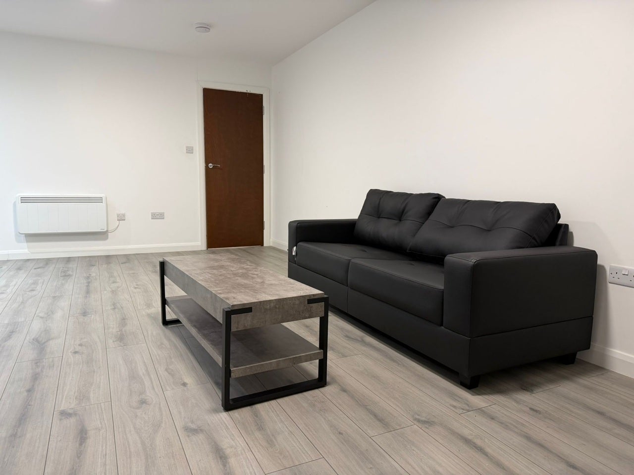 Flat Hanworth Road in Greater London