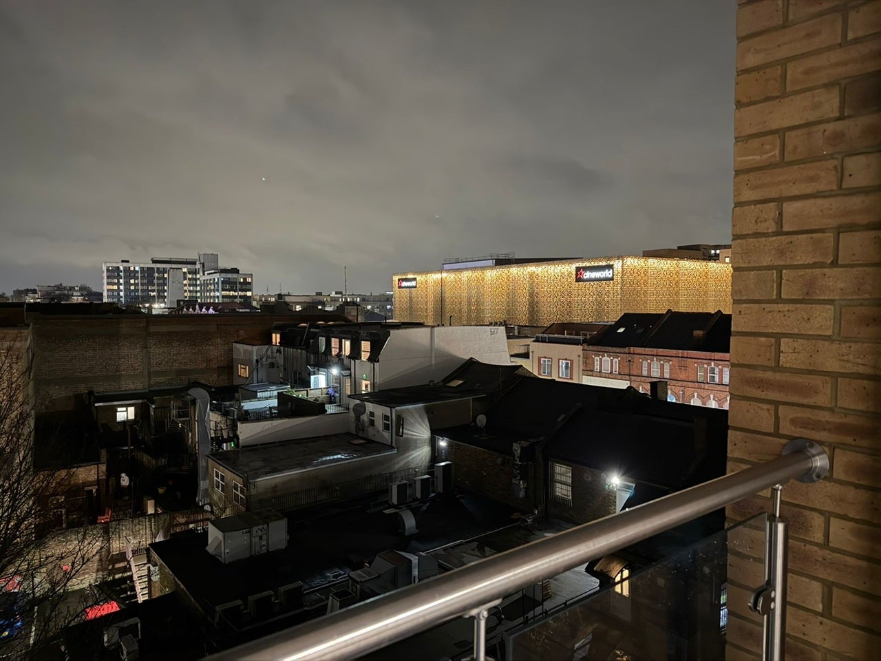 Flat Hanworth Road in Greater London