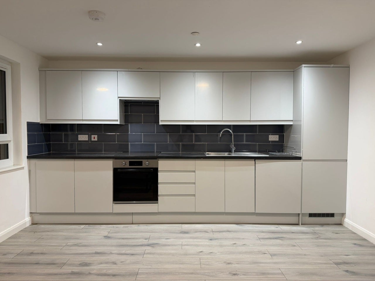 Flat Hanworth Road in Greater London