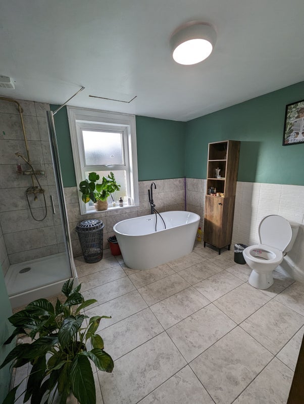 Room Campbell Road in Caterham on the Hill