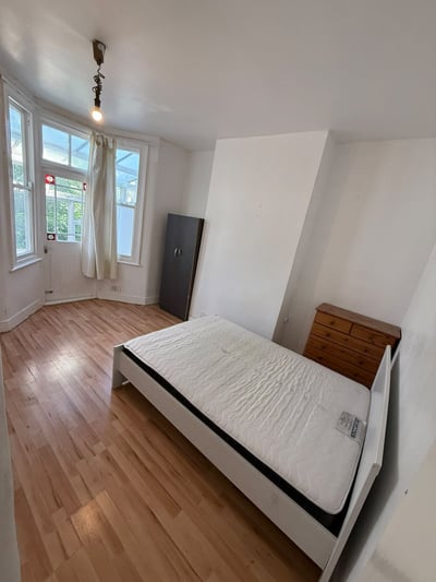 Room Perth Road in London