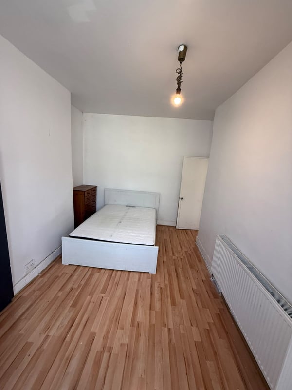 Room Perth Road in London