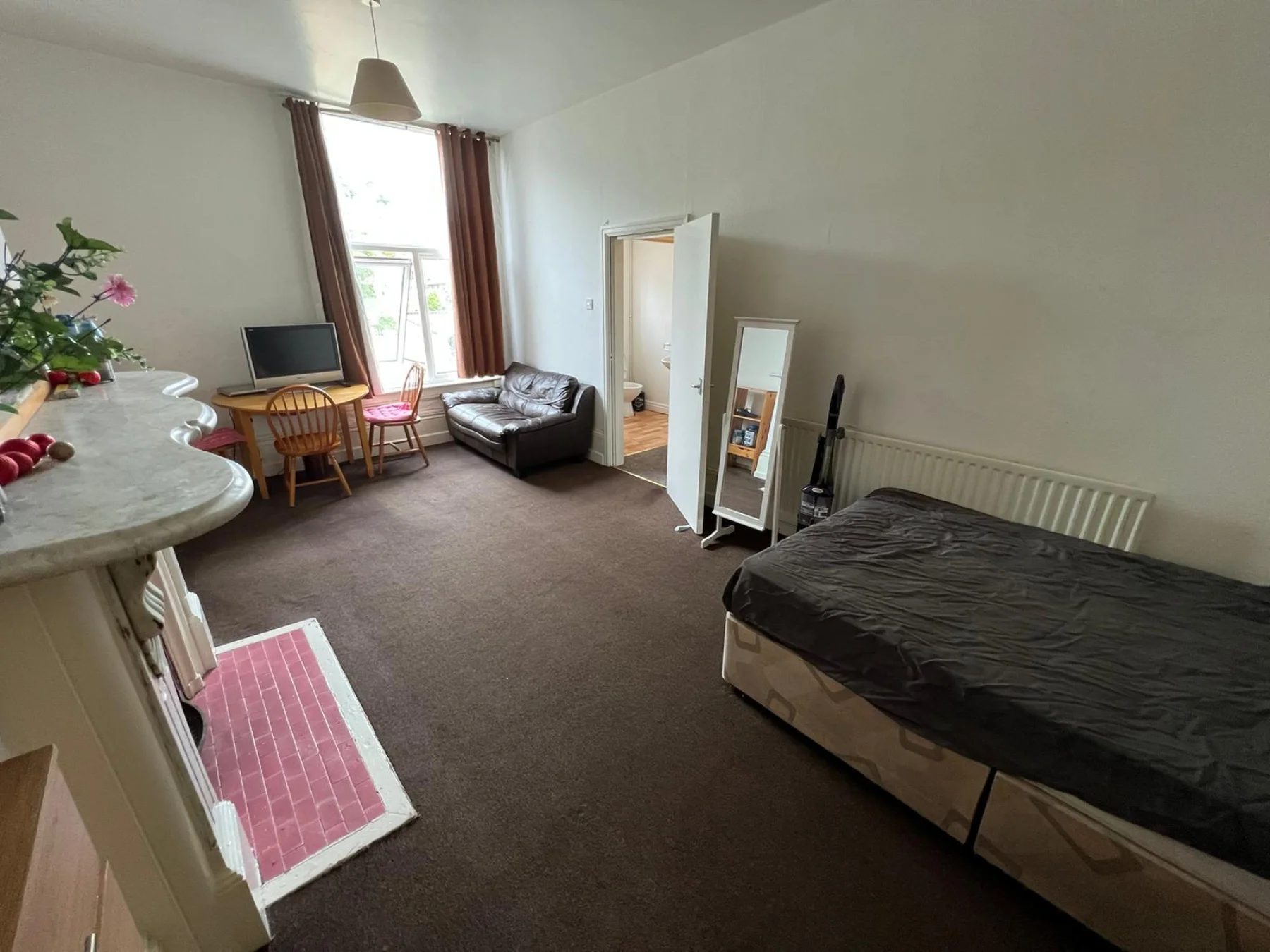 Flat Belle Vue Road in Leeds