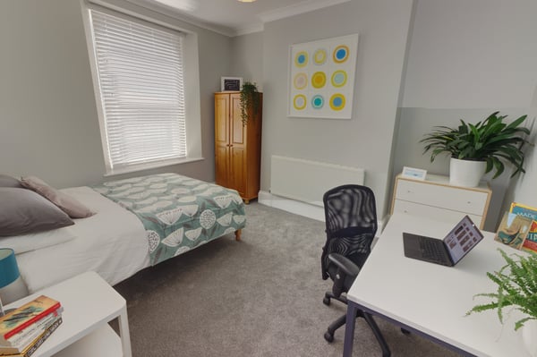 Room Alexandra Road in Plymouth