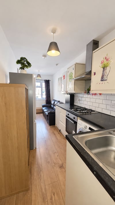 Flat Green Lane in Greater London