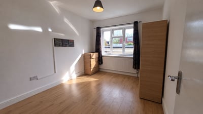 Flat Green Lane in Greater London