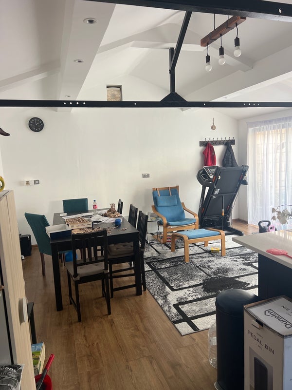 Flat Haslemere Avenue in Greater London