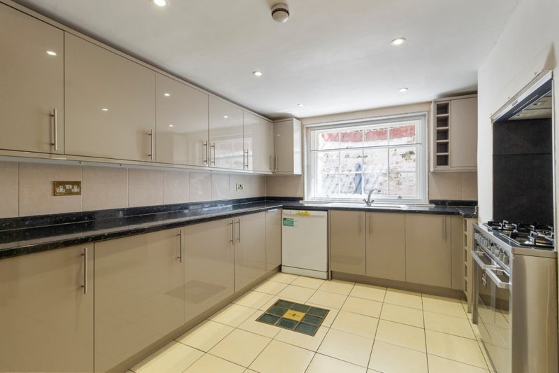 Room Mountague Place in Greater London