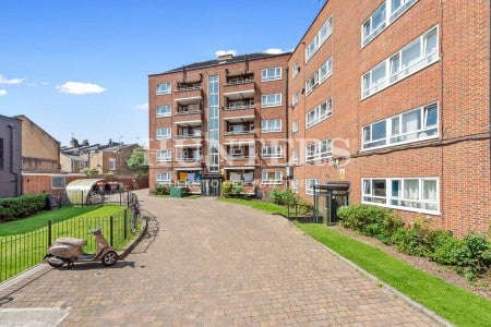 Flat Lordship Terrace in Greater London