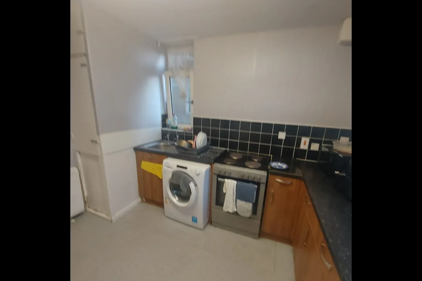 Room Bell Farm Avenue in Greater London