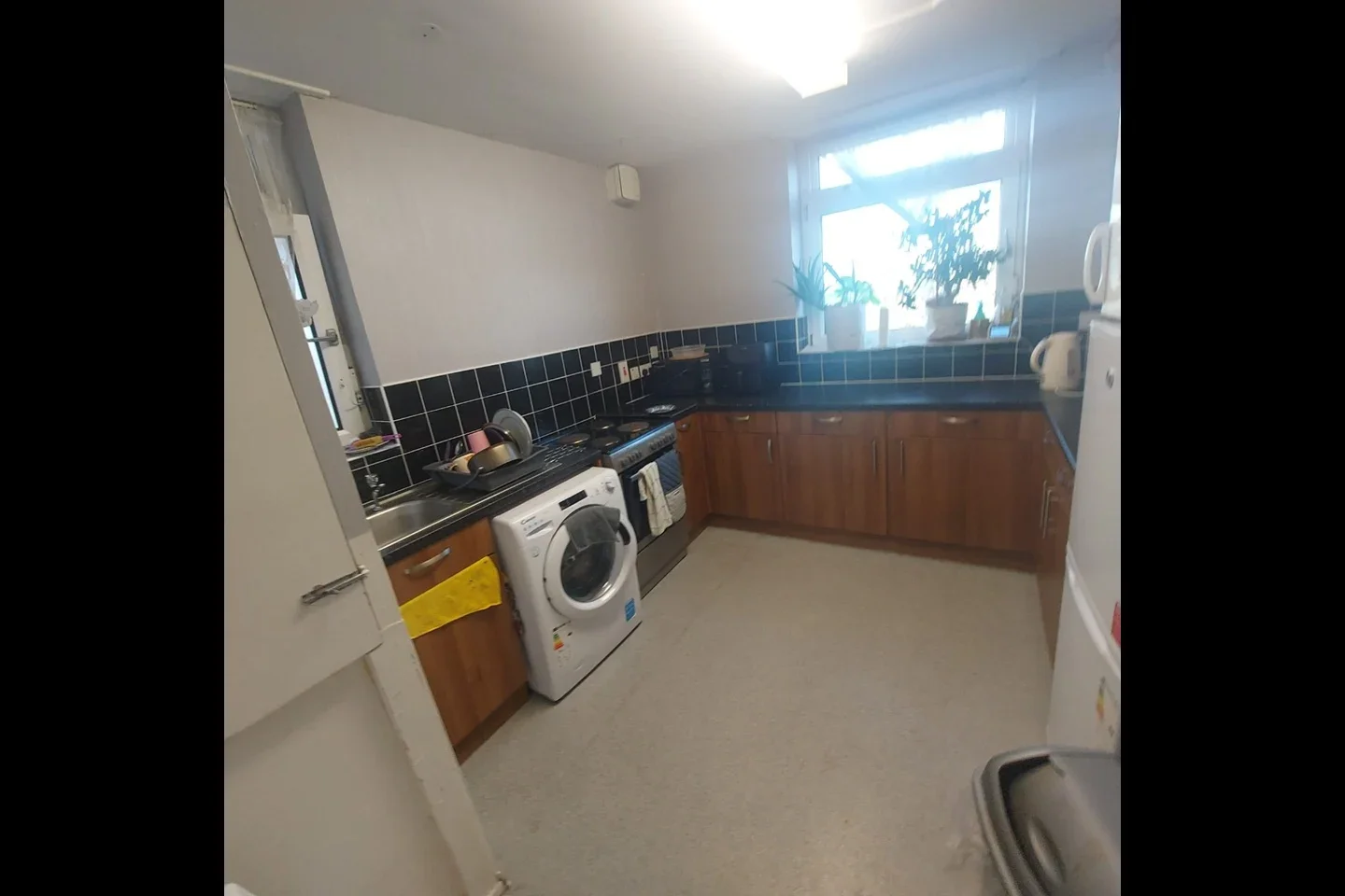 Room Bell Farm Avenue in Greater London