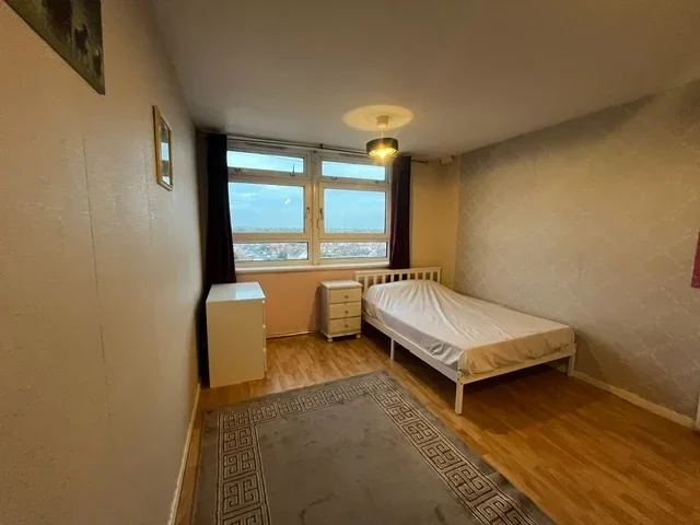 Room Bell Farm Avenue in Greater London