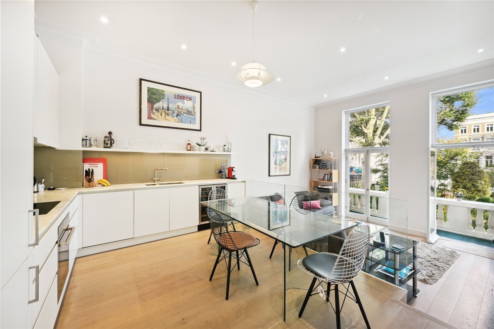 Flat Earl's Court Square in Greater London