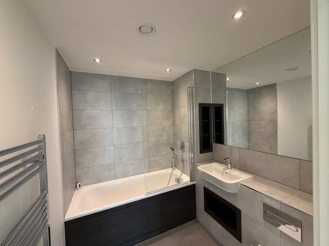 Flat Kings Hill in Greater London