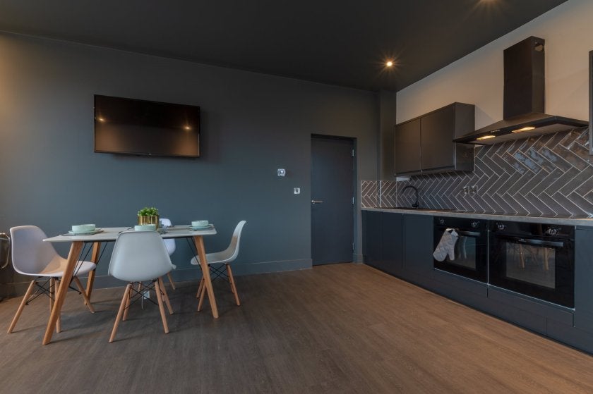 Room Vale of Neath Road in Swansea