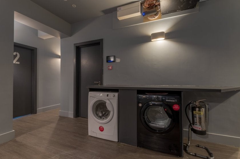 Room Vale of Neath Road in Swansea